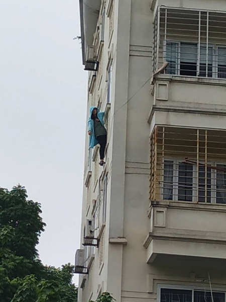 Hà Nội: Cô gái trẻ đánh đu trên lan can tầng 3, liên mồm hô “gọi cảnh sát giúp” - 2