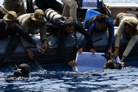Tìm thấy 'hộp đen' thứ hai của máy bay Indonesia rơi ngoài biển