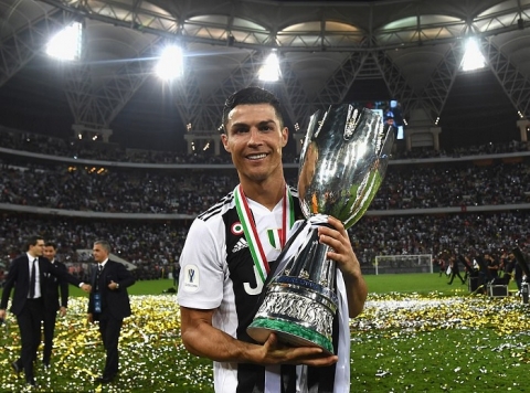 Clip: Đánh đầu tung lưới AC Milan, Ronaldo có danh hiệu đầu tiên cùng Juventus