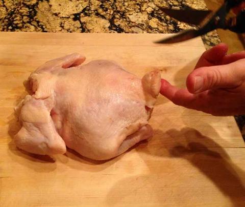 Thịt gà rất tốt nhưng có những bộ phận chứa đầy độc tố, thèm mấy cũng không nên ăn - 1