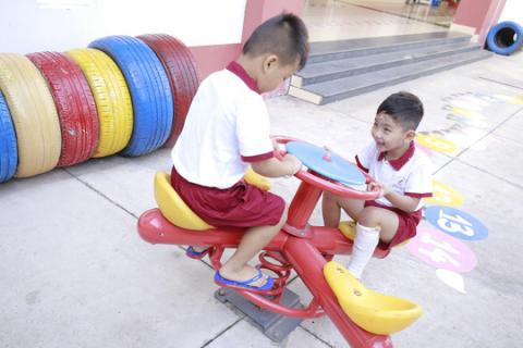 3 bé có cha mẹ chết dưới bánh container bất ngờ được tặng 2 căn hộ