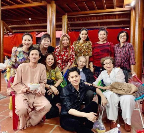 hinh anh hiem hoi cua bo me hoai linh tu my ve tham nha tho to 100 ty - 1