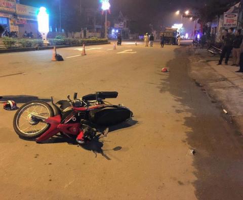 Va chạm với xe ben, cha bị thương, hai con nhỏ tử vong - 1