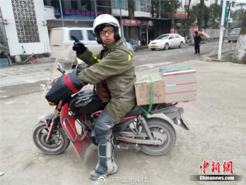 Chàng trai chở tro cốt của cha đi hơn 4000 cây số về nhà ăn Tết - Ảnh 1.