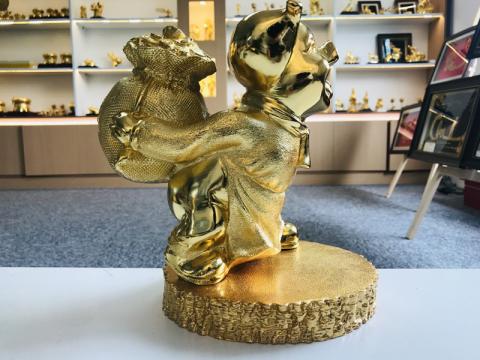 can tet, dai gia rao riet san heo ma vang 24k cuc doc, la va sang hinh anh 4