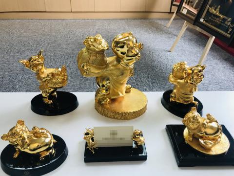 can tet, dai gia rao riet san heo ma vang 24k cuc doc, la va sang hinh anh 1