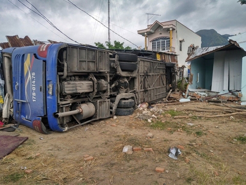Kết quả giám định xe giường nằm lật tại Nha Trang: Lốp bị nổ sau khi phanh - 1