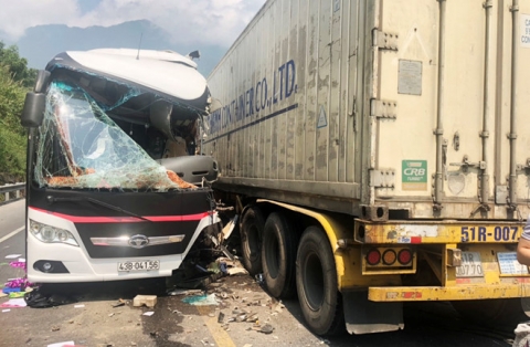 Du khách Hàn Quốc kể phút thoát chết khi ôtô khách húc xe container