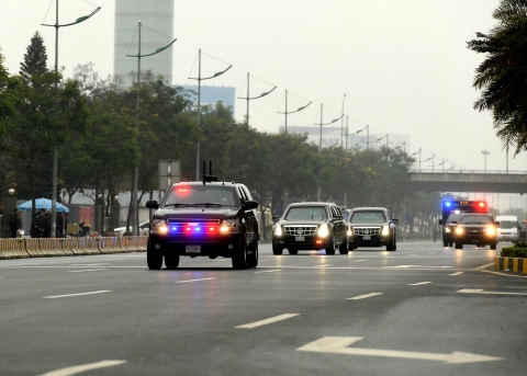 Cận cảnh dàn xe “quái thú” của Tổng thống Donald Trump vừa tới Hà Nội - 1