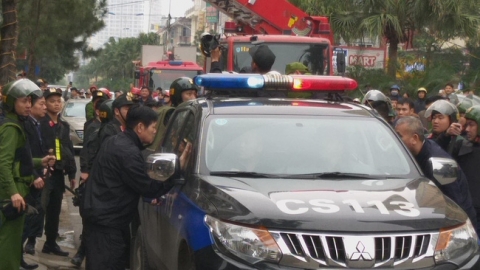 VIDEO: Giải cứu 2 cô gái bị nam thanh niên nghi ngáo đá khống chế ở Hà Nội - Ảnh 5.