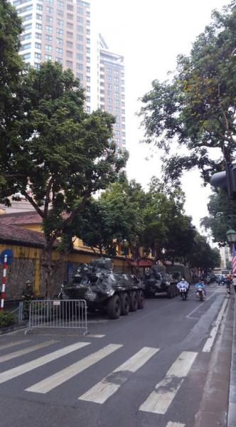 Xe bọc thép trấn giữ trên đường về khách sạn của Chủ tịch Kim Jong-un - Ảnh 1. Xe bọc thép trấn giữ trên đường về khách sạn của Chủ tịch Kim Jong-un - Ảnh 1.