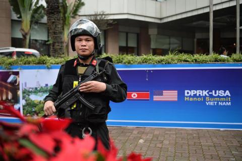 Xe bọc thép trấn giữ trên đường về khách sạn của Chủ tịch Kim Jong-un - Ảnh 3. Xe bọc thép trấn giữ trên đường về khách sạn của Chủ tịch Kim Jong-un - Ảnh 3.