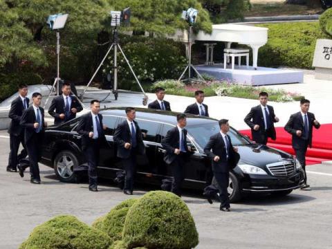 Điều ít biết về 12 cận vệ chạy bộ được mệnh danh lá chắn sống của nhà lãnh đạo Triều Tiên Kim Jong-un