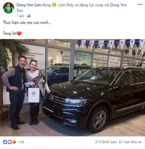 Thủ môn Đặng Văn Lâm đăng ảnh tặng bố ôtô trên Facebook