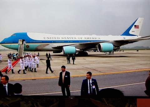 Tổng thống Trump rời Việt Nam - Ảnh 1. Tổng thống Trump rời Việt Nam - Ảnh 1.