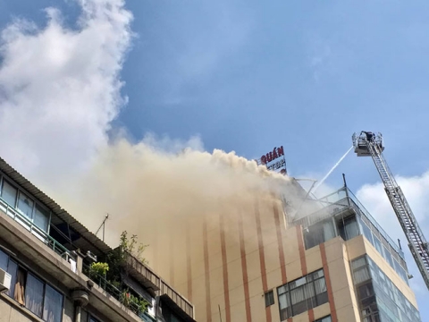 Cháy nhà hàng giữa trung tâm TP.HCM, khách và nhân viên tháo chạy thục mạng - 4
