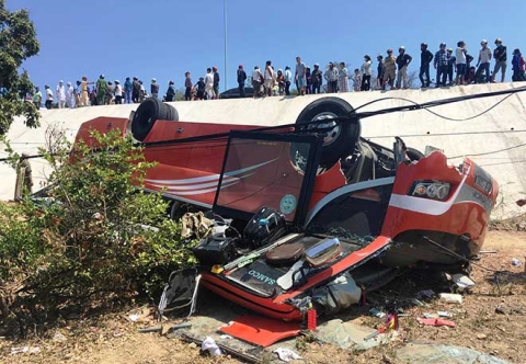 Hiện trường khủng khiếp vụ xe chở du khách Hàn Quốc lao xuống vực ở Bình Thuận - 1