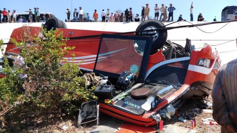 Xe khách lao vực ở Bình Thuận, nhiều du khách nước ngoài bị thương - 1