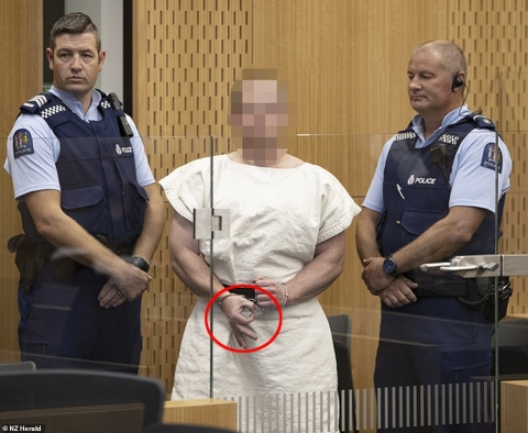 Kẻ xả súng giết 49 người ở New Zealand có cử chỉ tay đáng sợ tại tòa