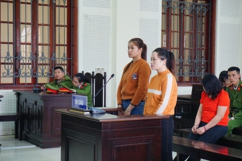 Bị cáo Lương Thị Lý và Lô Thị Hà tại phiên tòa.