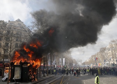 Bạo lực dâng cao, trung tâm Paris chìm trong khói lửa