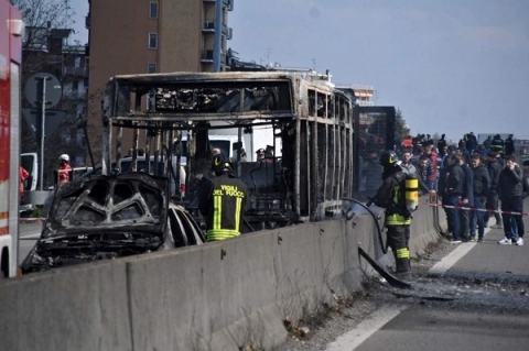 Tài xế bắt cóc 51 học sinh, đốt cháy xe buýt