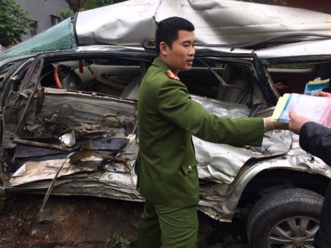 Xe tải “điên” tông trúng Innova chở 8 người, cháu bé Hàn Quốc tử vong - Ảnh 2.