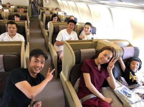 Về quê Cường Đô la, Đàm Thu Trang lại gây bất ngờ trong cách âu yếm con riêng của chồng - Ảnh 3. Về quê Cường Đô la, Đàm Thu Trang lại gây bất ngờ trong cách âu yếm con riêng của chồng - Ảnh 3.