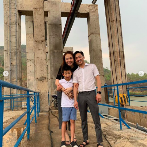 Về quê Cường Đô la, Đàm Thu Trang lại gây bất ngờ trong cách âu yếm con riêng của chồng - Ảnh 1. Về quê Cường Đô la, Đàm Thu Trang lại gây bất ngờ trong cách âu yếm con riêng của chồng - Ảnh 1.