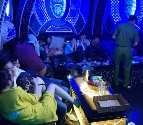 lai phat hien gan 100 nguoi trong quan karaoke duong tinh voi ma tuy hinh anh 1