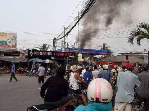 Hàng chục người hiếu kì đứng xem xe bồn bốc cháy bốc cháy ngùn ngụt cạnh cây xăng ở Long An