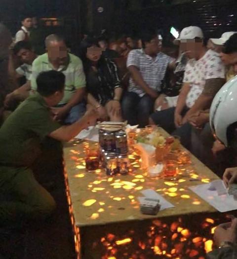 Đột kích vũ trường của dân chơi ma tuý ở trung tâm Sài Gòn