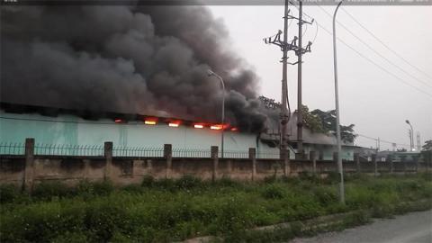 Nhà kho công ty dược bốc cháy dữ dội lúc rạng sáng - 1