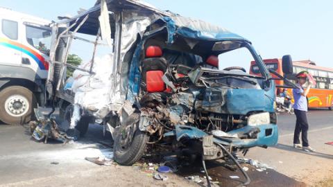 Xe container va chạm với ôtô tải, 3 người thương vong - 1