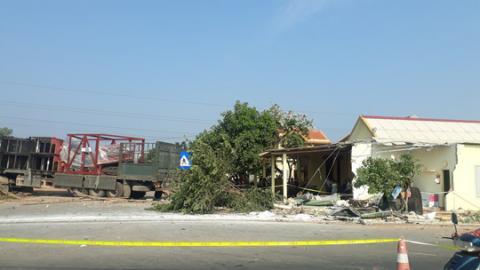 Xe container va chạm với ôtô tải, 3 người thương vong - 2