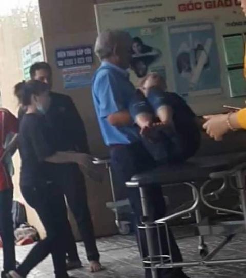 Rò rỉ khí gas, hàng chục công nhân ngất xỉu, sùi bọt mép - 1