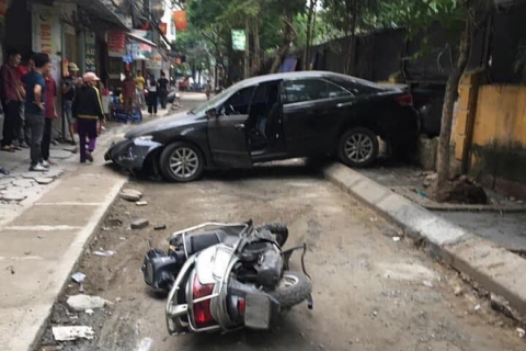 Hà nội: Nữ tài xế lùi ô tô Camry tông trúng chiếc xe máy, một phụ nữ tử vong thương tâm