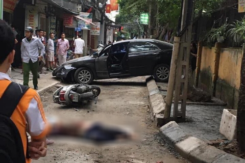 Hà nội: Nữ tài xế lùi ô tô Camry tông trúng chiếc xe máy, một phụ nữ tử vong thương tâm