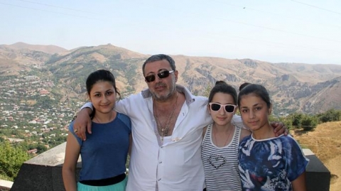 Lý do kinh khủng khiến trùm mafia Nga bị 3 con gái đâm chết - 3