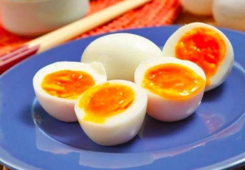 Bé 4 tuổi tử vong vì bà nội cho ăn trứng theo cách nhiều người đang rất thích