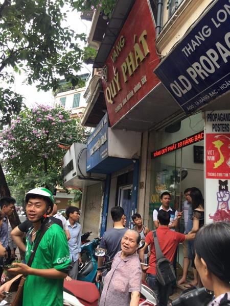 Rất nhiều người dân đã đến xem sự việc.