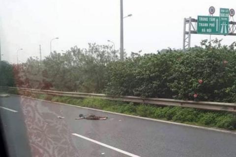 Nam thanh niên nhặt rác trên Đại lộ Thăng Long bị ô tô 16 chỗ tông tử vong - 1