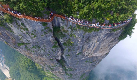 Run rẩy trên 10 cây cầu kính cheo leo trên vách đá ở Trung Quốc - 1