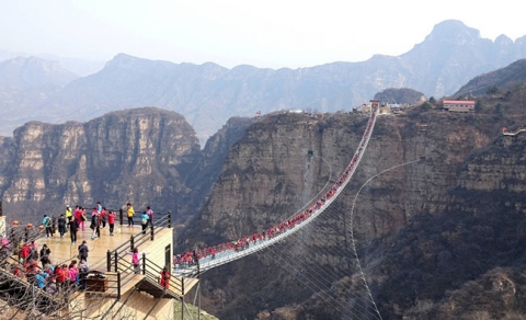 Run rẩy trên 10 cây cầu kính cheo leo trên vách đá ở Trung Quốc - 3