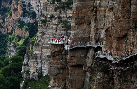 Run rẩy trên 10 cây cầu kính cheo leo trên vách đá ở Trung Quốc - 5