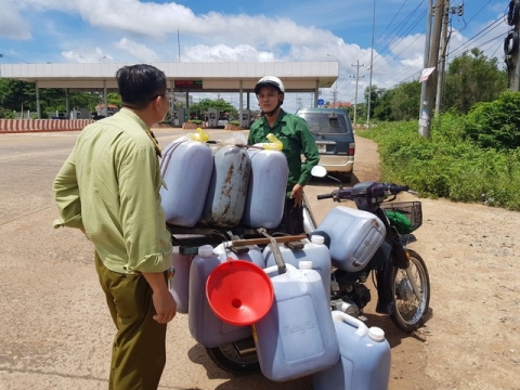 Lực lượng chức năng tỉnh Bình Phước vừa phát hiện một chuyến xe vận chuyển đến 330 lít dầu ăn bẩn trên địa bàn.