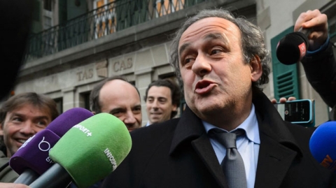 Thế giới bóng đá chấn động: Huyền thoại Platini bị bắt vì nghi án hối lộ - 1
