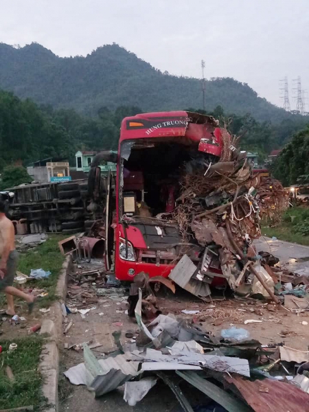 Tai nạn thảm khốc ở Hoà Bình: Xe tải xuống dốc vào cua lấn làn với tốc độ nhanh