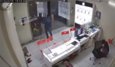 TP.HCM: Gã thanh niên bịt mặt bất ngờ lao vào chém kinh hoàng chủ tiệm điện thoại rồi tẩu thoát - 1
