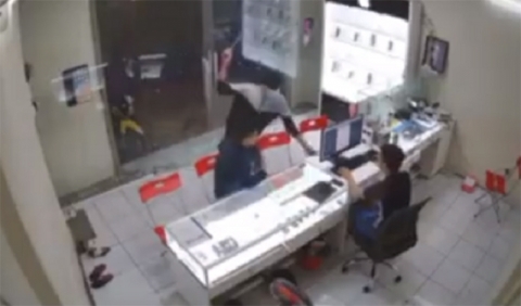 TP.HCM: Gã thanh niên bịt mặt bất ngờ lao vào chém kinh hoàng chủ tiệm điện thoại rồi tẩu thoát